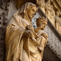 Figury Świętych i płaskorzeźby